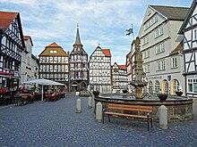 Fritzlarer Marktplatz mit dem Kaufmannsgildehaus St. Michaelis in der Bildmitte