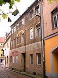 Residential house in closed development with side wing to the courtyard and rear building