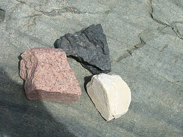 Kolore desberdinetako granito harriak.