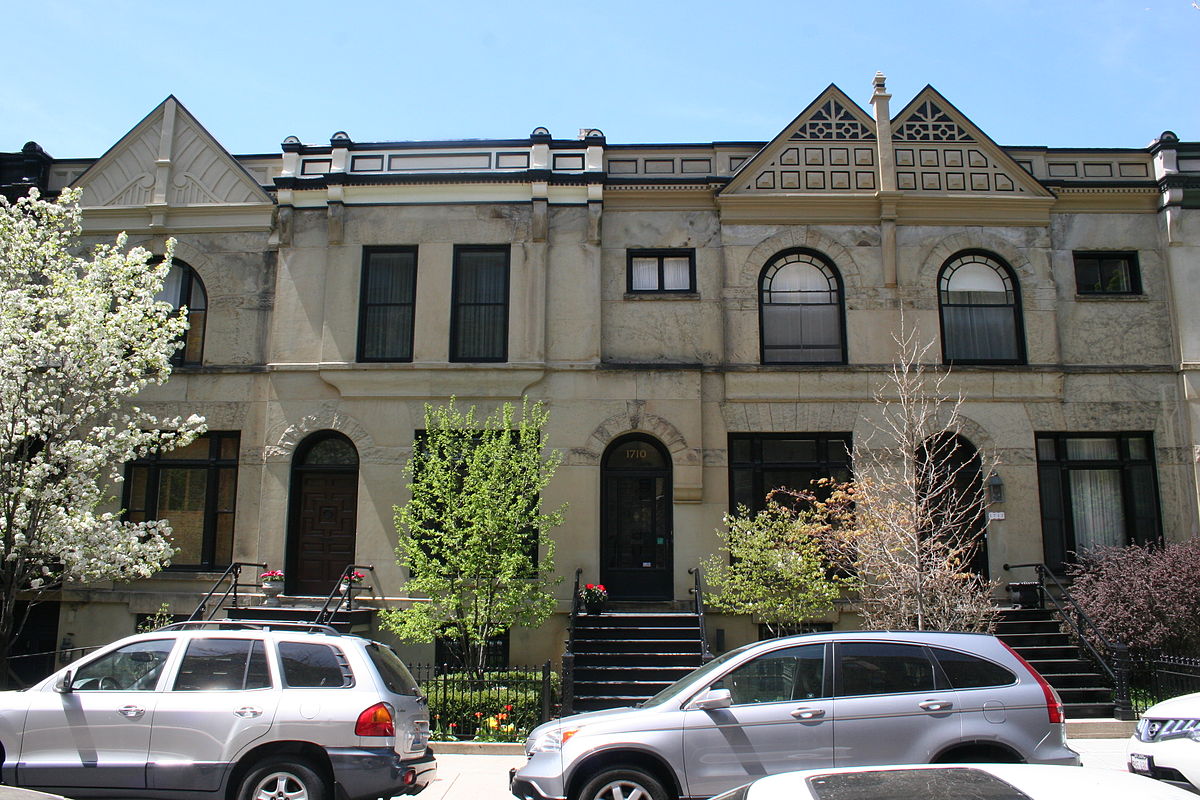 Здание кремового цвета. Гербер Хаус. Henry's house