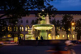 Geschwister-Scholl-Platz fountain 2015.jpg