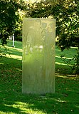 Vom Verein aufgestellte Glasstele Antiphon von Thierry Boissel im Kurpark Bad Münder[22]