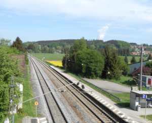 Double-track jalur kereta api dengan sisi platform