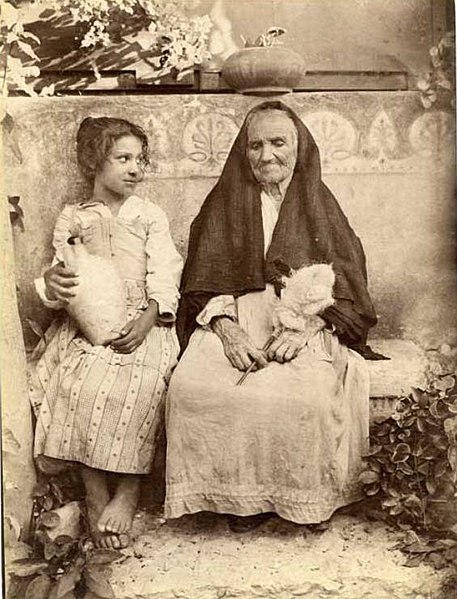 File:Gloeden, Wilhelm von (1856-1931) - n. 2689 - Vecchia che fila e bambina - Dal sito Verdeau.jpg