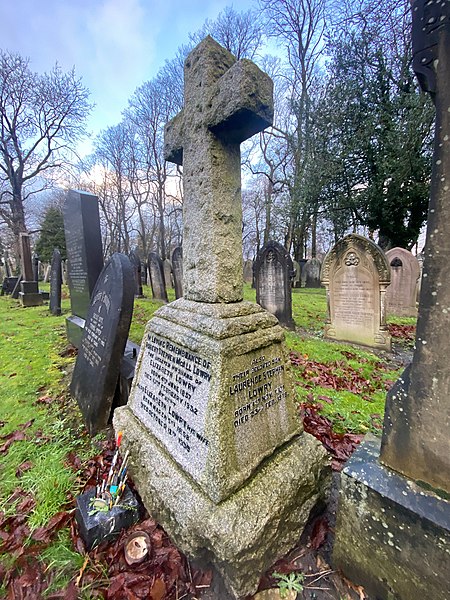 File:Grave of L S Lowry.jpeg