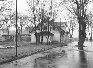 Gården 1965, i bakgrunden syns skolbyggnaden