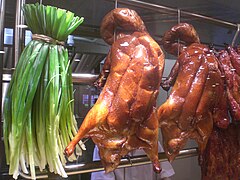 canard laqué et ciboules, dans les cuisines d'un restaurant, à Hong Kong