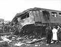 HUA-157525-Afbeelding van reddingswerkers op zoek naar slachtoffers in het bij de treinramp te Harmelen verongelukte rijtuig A 6544 (plan E) van de N.S.jpg