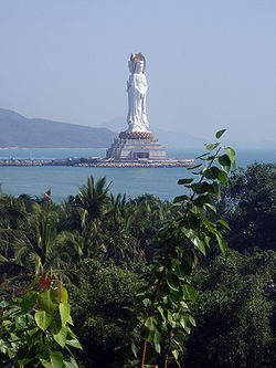 La statua di Avalokitesvara alta 108 metri nel mare di Sanya in provincia di Hainan