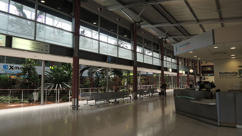 Fichier:Hall - Aéroport Nouméa-La Tontouta.JPG