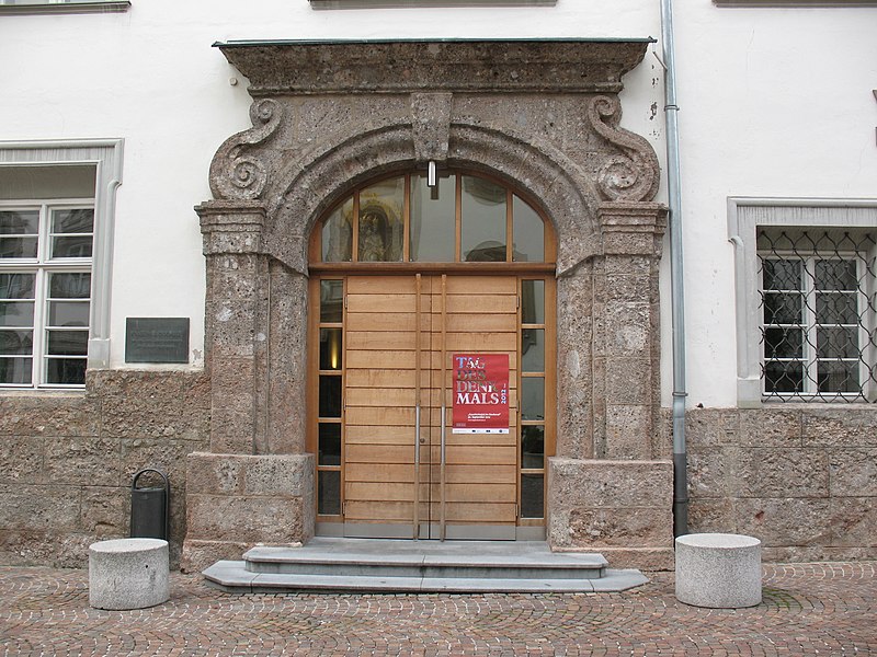 File:Hall in Tirol, Eingang VS am Stiftsplatz.JPG