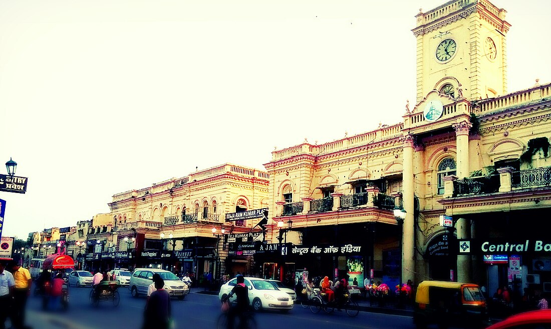 File:Harzratganj Market, Lucknow.jpg