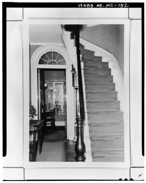 File:Historic American Buildings Survey S. E. Cobbs, Photographer 1971 CENTRAL HALLWAY AND STAIRCASE, FIRST FLOOR, LOOKING FROM EAST TO WEST - Henry Tallman House, 982 High Street, Bath HABS ME,12-BATH,9-2.tif