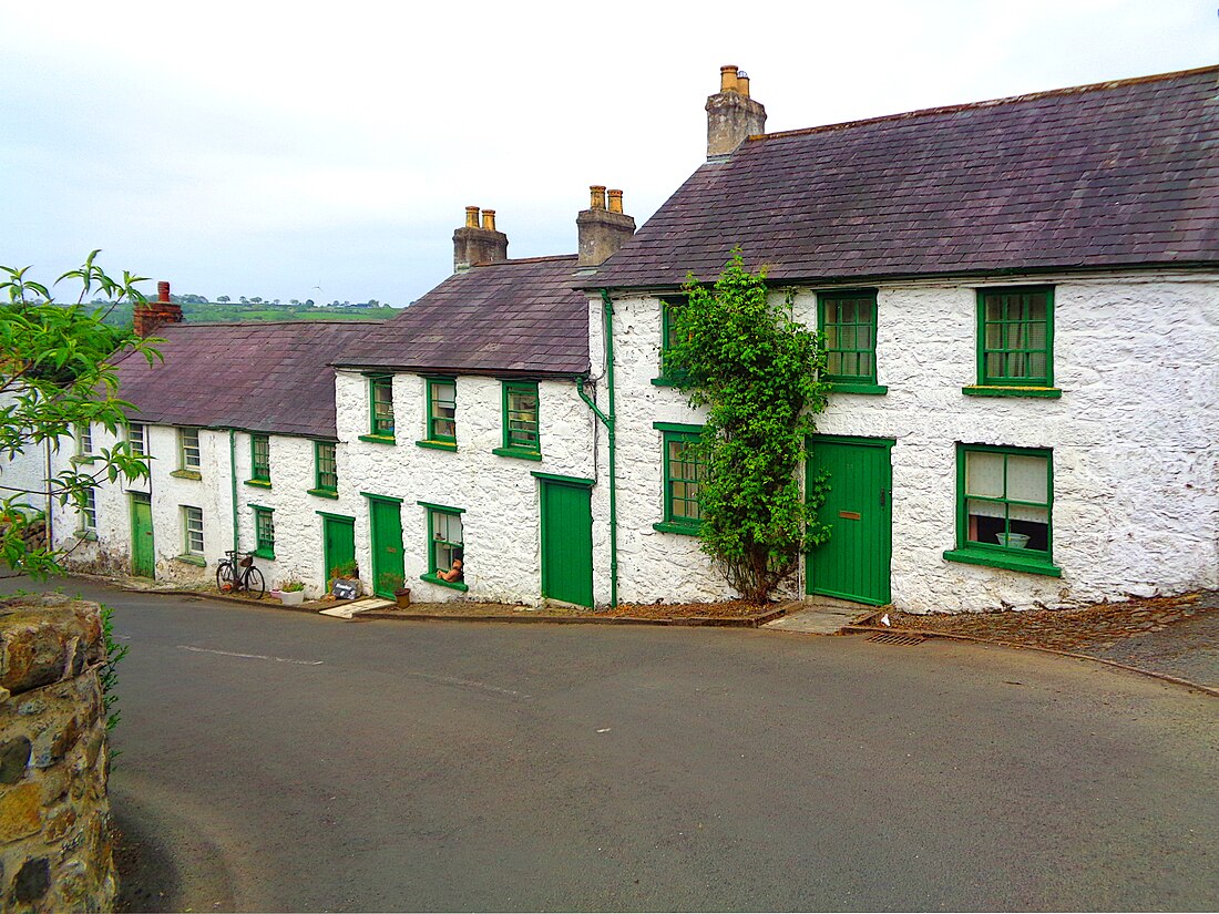 File:Houses in Gleno.jpg