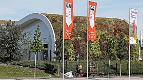 L'entrée de l'expo, avec la station de téléphérique dotée d'un toit vivant.