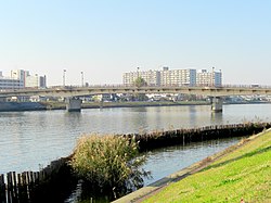 Река Нака в Токио осенью 2007 года.