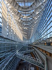 Intérieur du bâtiment en verre Tokyo International Forum, hall principal avec son toit transparent et ses passerelles intérieures, vue depuis le 7ème étage. Juin 2019.