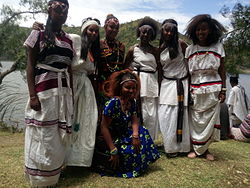 Oromų merginos tautiniais rūbais