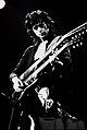 Gitarzysta Led Zeppelin Jimmy Page występuje w Madison Square Garden w 1973 roku
