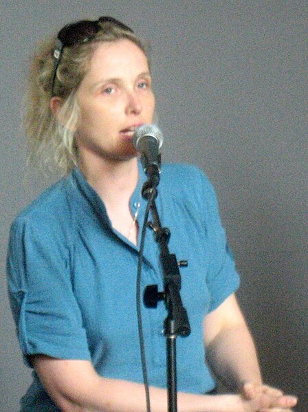 File:Julie Delpy at SF Apple Store, in 2007.jpg