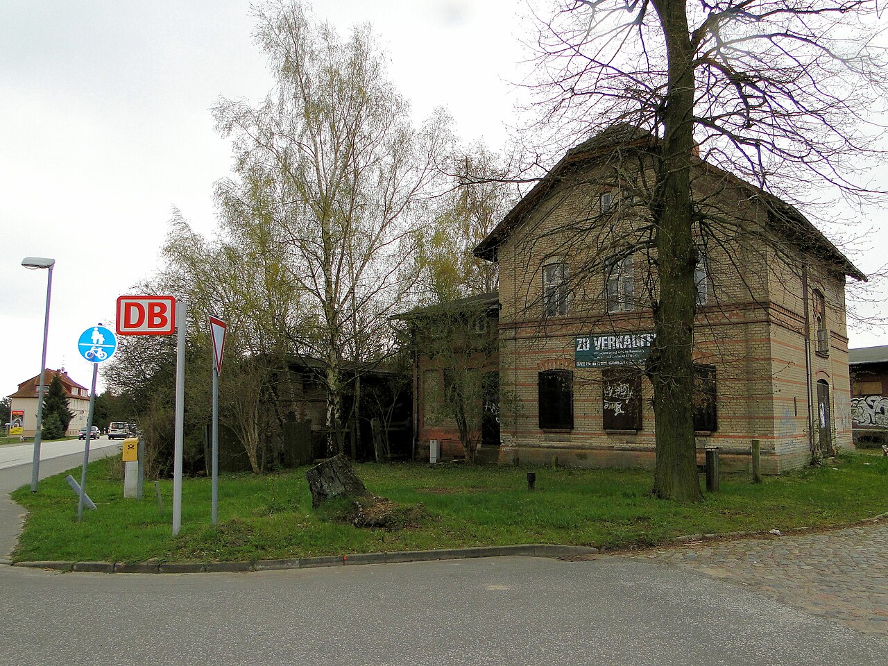 südliches Dienstgebäude am Bahnhofsvorplatz im Jahr 2010