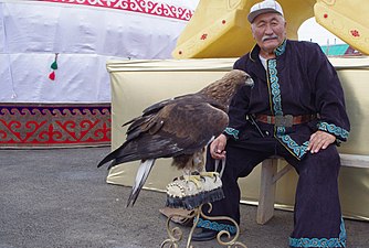 Uomo kazako in abiti tradizionali.