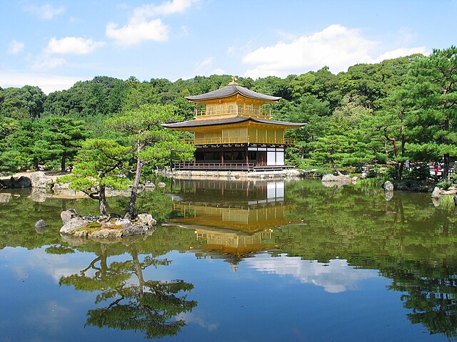 鹿苑寺舎利殿（金閣）