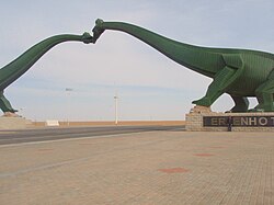 Ponte dei dinosauri in amore (Sauropodi Kissing Bridge) in una strada nel deserto del Gobi, nei pressi di Erenhot