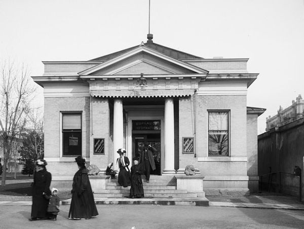 Old Bureau of Information building, which served visitors from 1904 to 1978 (1909 photo).