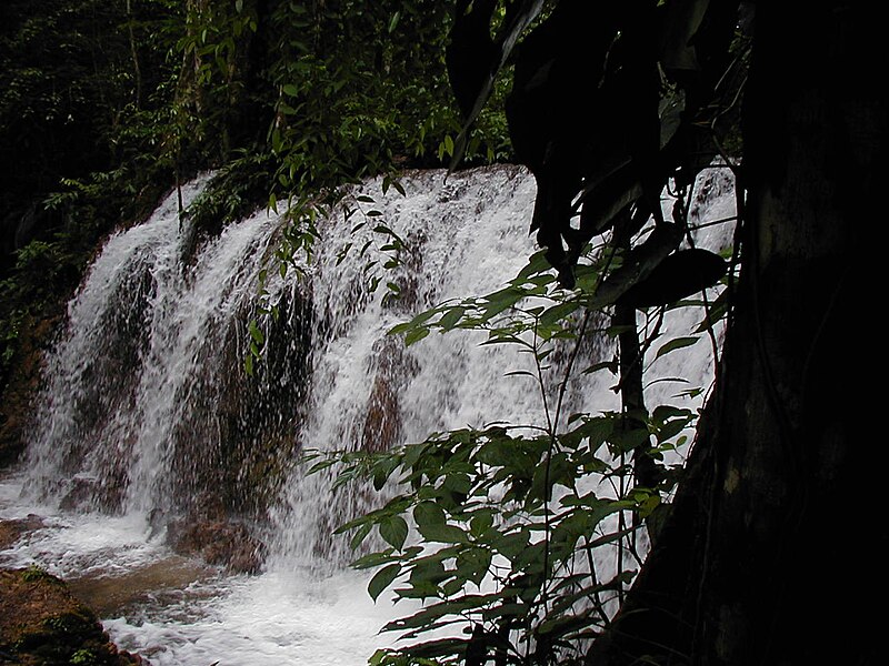 File:Lacanja waterfall.jpg