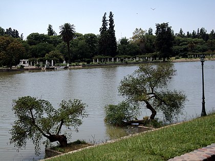 Le vaste lac artificiel du parc General San Martín à Mendoza.