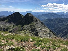 Pohled na Cima Lago (uprostřed) a Cima Altemberg (vlevo), z hory Capezzone.