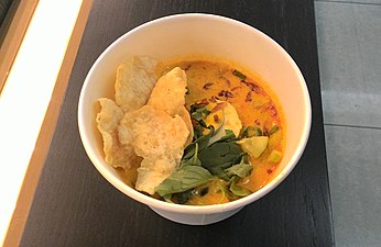 Bawang goreng sur une laksa betawi.