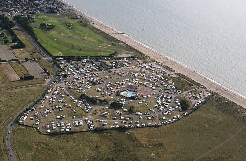 File:Le camping de la vanlée vu du ciel.JPG