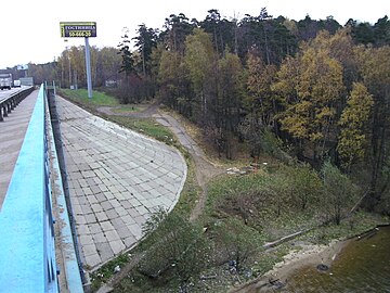 Final de la calle.  Banco del Canal.  Moscú.  A la derecha del puente llega el final de la calle Levoberezhnaya.  Vista desde MKAD