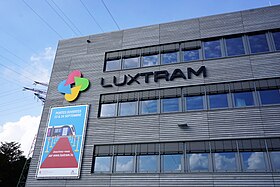 O logotipo da Luxtram na fachada do Neien tramsschapp, onde fica a sede.