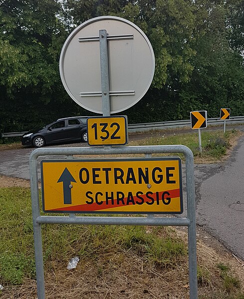 File:Luxembourg-Oetrange Town sign-01ASD.jpg