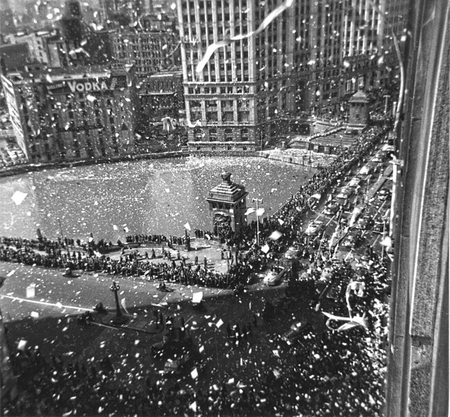 File:MacArthur parade in Chicago April 26,1951.jpg