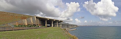 Pista do Aeroporto da Madeira. O projeto dos 180 pilares de concreto da extensão da pista de pouso, do ano 2000, venceu o Prêmio Internacional de Mérito em Engenharia Estrutural 2004 para estruturas externas. (definição 10 600 × 3 400)