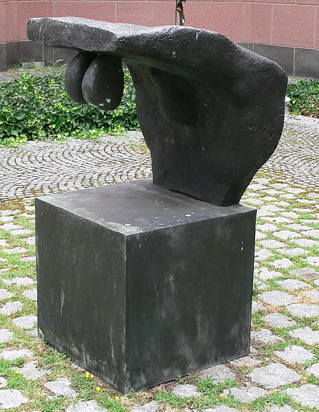 File:Mannheim Kunsthalle Skulpturengarten Wilhelm Loth Figur im Würfel 15.jpg