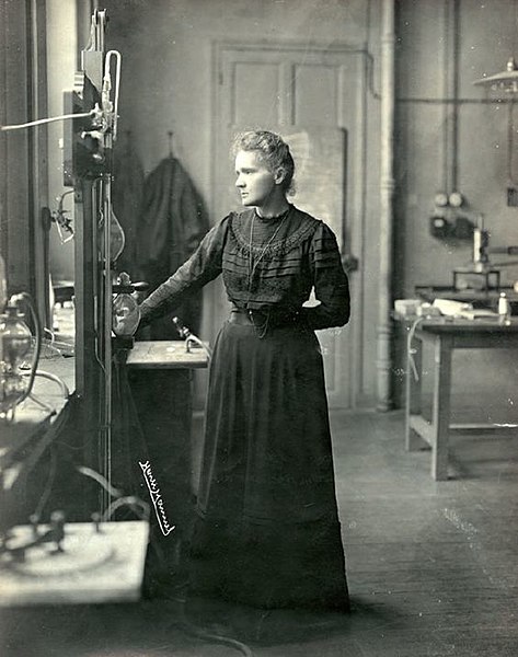 File:Marie Curie dans son laboratoire, 1912.jpg