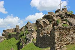 Ruínas de castelo de pedra contra um céu azul