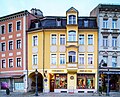 Wohnhaus in geschlossener Bebauung (mit Tordurchfahrt zum Apothekergäßchen), mit Seitenflügel am Apothekergäßchen und Hinterhaus am Johannisplatz (Stadt-Apotheke)