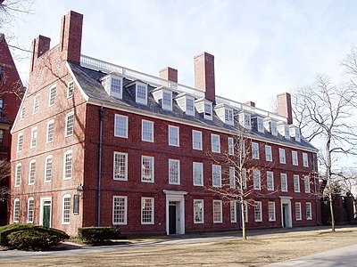 马萨诸塞大会堂，哈佛大学校园里最古老的建筑物之一。[35]