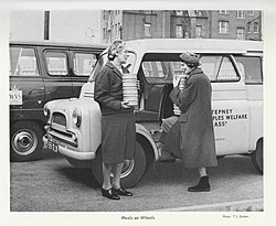 Meals on wheels in Stepney Wellcome L0074581.jpg