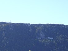 À gauche : la croix, à droite l'ermitage (chapelle et hôtel)