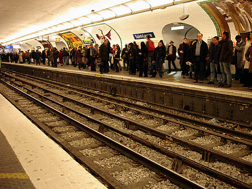 Сена метро. Париж 13 метро. Metro Paris Station Saint Lazare ligne 13. Метро Парижа. Парижское метро.