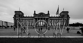 Installation de Mia Florentine Weiss « Now / Won » (maintenant / gagné, en anglais) devant le Palais du Reichstag, à Berlin, en 2017.