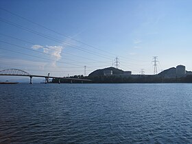 美浜発電所と丹生大橋