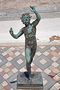 Reproducció del Faune dansaire a l'atri principal; l'original és al Museu Arqueològic Nacional de Nàpols